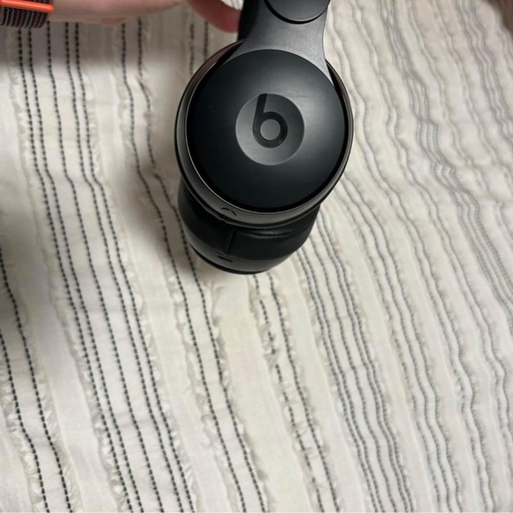 Beats Solo Pro - Picture 2 of 3